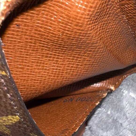 Louis Vuitton Monogram Card Holder - Picture 15 of 16